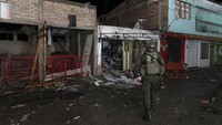 Seorang polisi memeriksa lokasi bom sepeda motor di Morales, Kolombia, Senin (24/2/2025).