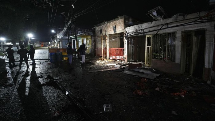 Begini Kondisi Luar Kantor Polisi di Kolombia Usai Bom Meledak Sebuah bom meledak di luar kantor polisi kota Morales, Kolombia, pada Senin (24/2) waktu setempat. Begini kondisinya.