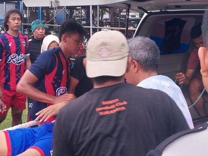 Bejo Sugiantoro saat dievakuasi ke ambulan setelah kolaps di lapangan SIER Surabaya