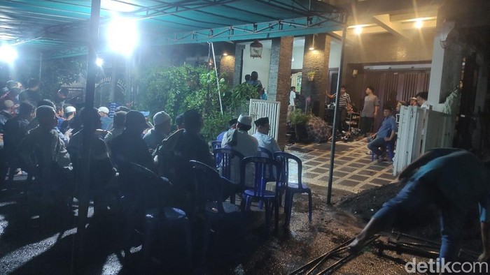 Suasana rumah duka mendiang Bejo Sugiantoro di Pondok Jatim, Taman, Sidoarjo