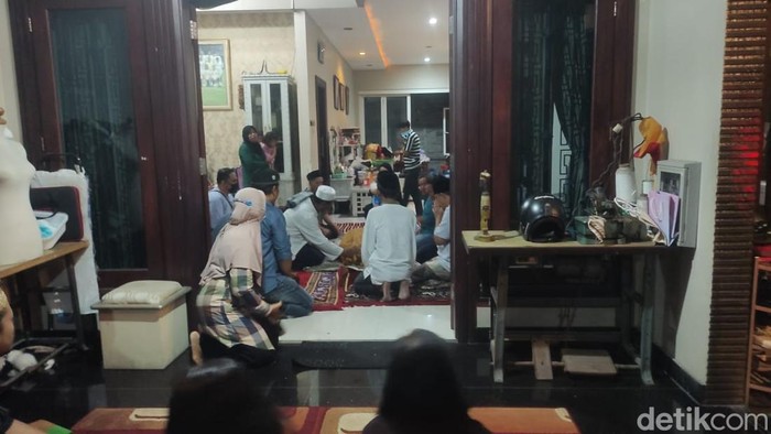 Suasana rumah duka mendiang Bejo Sugiantoro di Pondok Jatim, Taman, Sidoarjo