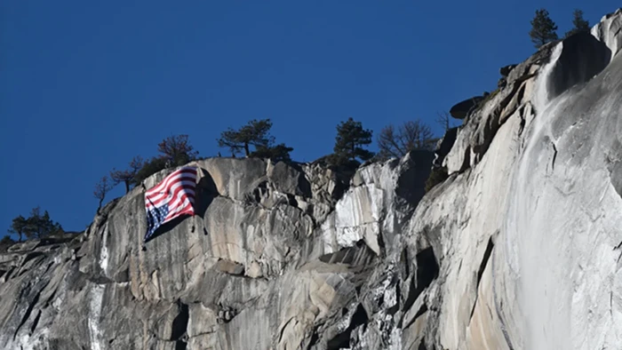 Bendera AS terbalik di Taman nasional Yosemite