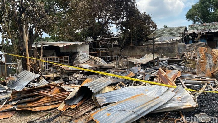 Bengkel las di belakang rumah warga di Depok yang dibakar massa kini dipasangi garis polisi.