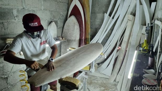 Bima Sepiawan produksi papan selancar di Mancingan, Parangtritis, Kapanewon Kretek, Bantul, Selasa (25/2/2025).