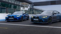 Pada versi Sport, mobil dicat dengan warna metalik Marina Bay Blue, sementara kedua sisi mobil menampilkan angka 46 besar dengan warna metalik Tanzanite Blue yang lebih gelap. Sementara versi Style hadir dengan warna matte Frozen Tanzanite Blue metalik dan 46 dalam warna Frozen Marina Bay Blue metalik di bagian samping. Foto: Dok. BMW