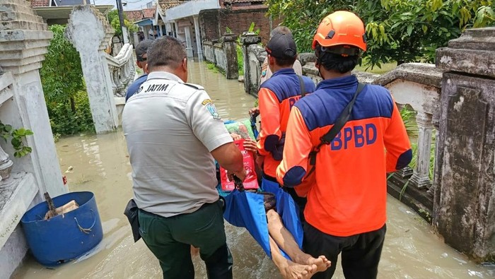 BPBD Jatim bantu evakuasi warga terdampak banjir di Gresik.
