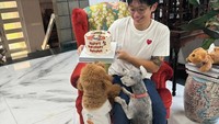 Bahkan saat ulang tahun, ia mendapat kejutan kue ulang tahun dan berpose dengan anjing-anjing peliharaannya. Foto: Instagram @brandonsalim
