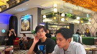 Ini adalag momen Brandon Salim saat makan bersama temannya. Di restoran ini ia memesan menu tomyam dan teh hangat yang jadi favoritnya. Foto: Instagram @brandonsalim