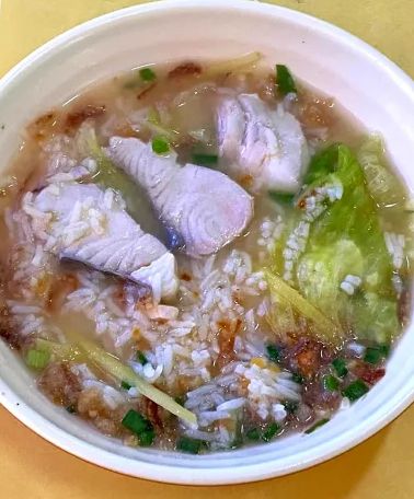 penjual ini berikan bubur ikan gratis
