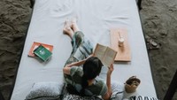 Di akun Instagramnya sendiri, Mikha memang cukup sering traveling. Salah satunya ke Bali, ditemani secangkir kopi saat berlibur di sana. Foto: Instagram @miktambayong