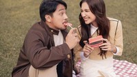 Istri dari Dave Mahenra ini juga cukup romantis, keduanya sering membagikan foto mereka saat sedang makan bersama. Foto: Instagram @miktambayong