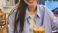 Mikha memang tak pernah bosan mengunggah fotonya saat menikmati kopi. Seperti kopi susu yang satu ini. Foto: Instagram @miktambayong
