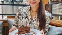 Rayakan ulang tahun, aktris cantik kelahiran tahun 1994 ini bagikan fotonya saat tiup lilin. Foto: Instagram @miktambayong