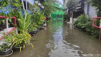 Sejumlah jalan lainnya seperti Jalan Bluru Kidul, Jalan Kartini, dan Jalan Rangkah juga terdampak.