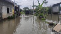 Banjir akibat luapan sungai ini membuat aktivitas warga terganggu.