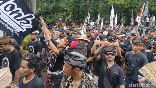 Aksi damai jilid II Pariwisata Bali Sedang Tidak Baik-baik Saja di kantor DPRD Provinsi Bali pada Selasa (25/2/2025).