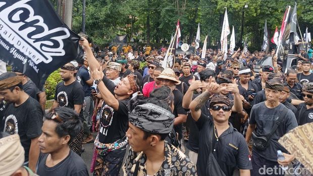 Aksi damai jilid II 'Pariwisata Bali Sedang Tidak Baik-baik Saja' di kantor DPRD Provinsi Bali pada Selasa (25/2/2025).