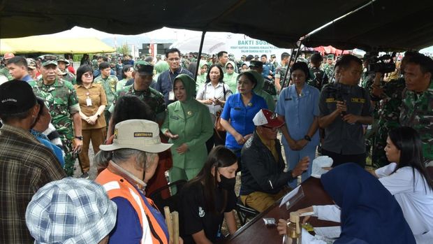 Dharma Pertiwi memecahkan rekor MURI dalam kategori Bakti Sosial Wanita Serentak terbanyak di Indonesia.