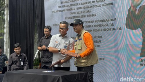 Direktur Network and Services PT BNI, Ronny Venur, saat penandatanganan MoU dengan Menteri Sosial Saifullah Yusuf di Pabrik Serba Ajik di Tuban, Kuta, Badung, Bali, Selasa (25/2/2025). (Foto: I Nyoman Adhisthaya Sawitra/detikBali)