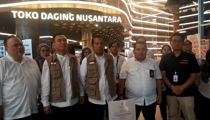 Direktur Pengawasan Jaminan Produk Halal BPJPH, Budi Setyo Hartoto setelah melakukan inspeksi mendadak (sidak) bersama Sofiyan selaku Pengawas Perdagangan Direktorat, Direktur Pembinaan BPJPH, Farid Wajdi, bersama jajaran Deputi Pengawasan Jaminan Produk Halal BPJPH, serta manajemen Toko Daging Nusantara (TDN) di  Toko Daging Nusantara yang berlokasi di Jl. Prof. DR. Soepomo Tebet, Jakarta Selatan, pada Senin (24/2/2025).