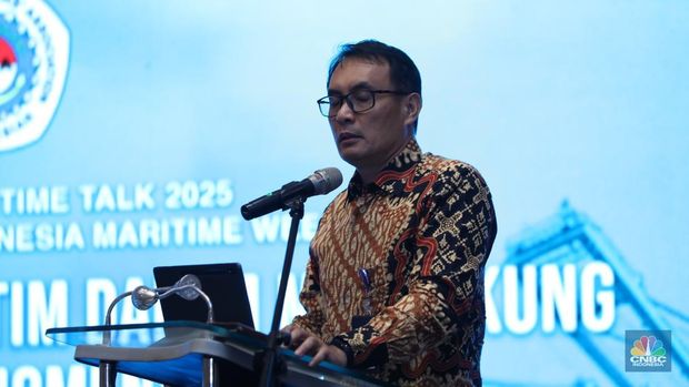 Dirjen Perhubungan Laut Antoni Arif Priadi 
dalam acara Indonesia Maritime Talk 2025 di Ritz Carlton, Jakarta, Selasa (25/2/2025). (CNBC Indonesia/Tri Susilo)