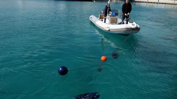 Drone bawah air terlihat di dalam air laut di samping perahu bantuan dengan dua personel, selama demonstrasi di Marina di resor selatan Ayia Napa, Siprus, Senin (24/2/2025).