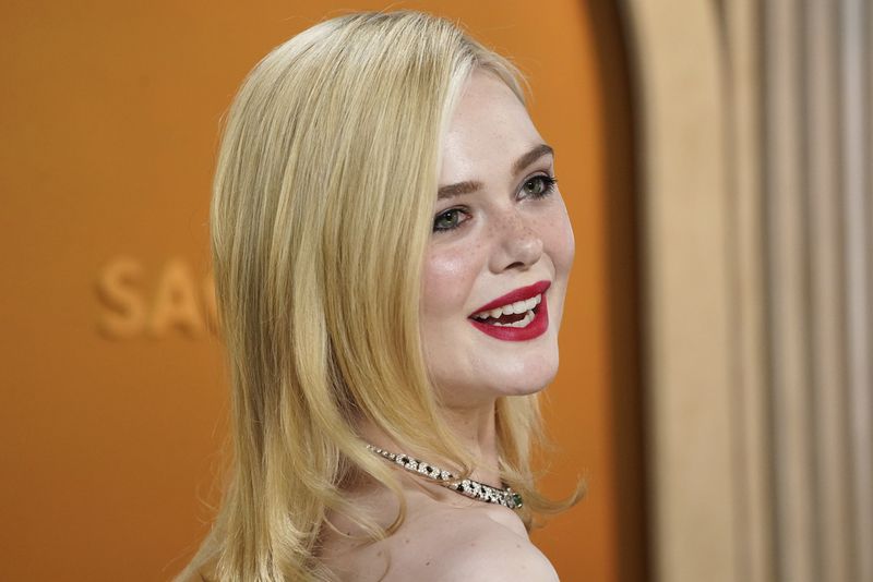 Elle Fanning di SAG Awards 2025 Elle Fanning arrives at the 31st annual Screen Actors Guild Awards on Sunday, Feb. 23, 2025, at the Shrine Auditorium in Los Angeles. (Photo by Jordan Strauss/Invision/AP)