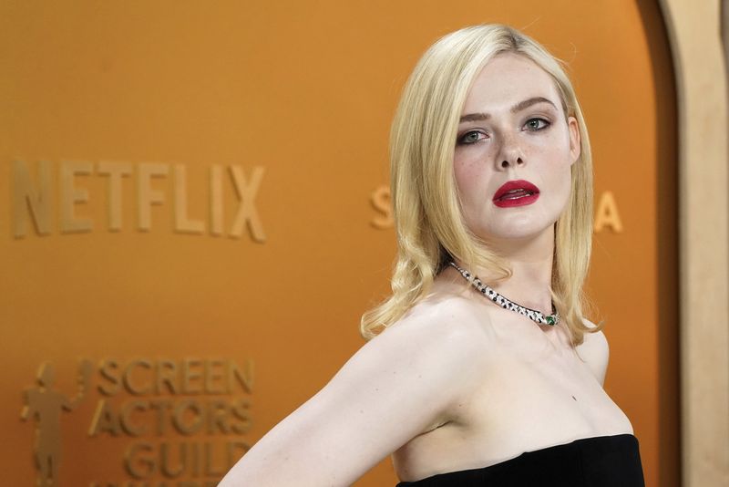 Elle Fanning di SAG Awards 2025 Elle Fanning arrives at the 31st annual Screen Actors Guild Awards on Sunday, Feb. 23, 2025, at the Shrine Auditorium in Los Angeles. (Photo by Jordan Strauss/Invision/AP)