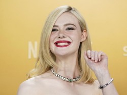 Elle Fanning dan Tren Sun-Kissed Blush, Pipi Merona Alami Bak Habis Berjemur