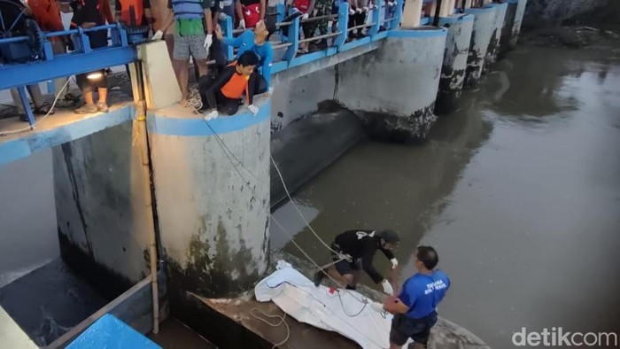 Evakuasi jenazah di dam Tukuman, Kecamatan Cawas, Klaten, Selasa (25/2).
