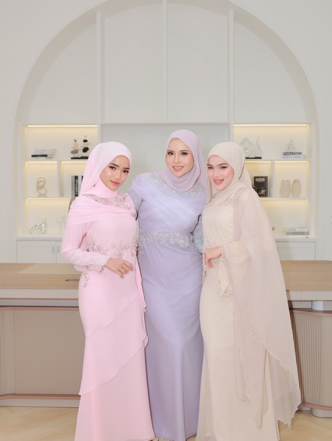 Keduanya berpose bersama Wanie Elena, founder dari Hijabistahub. Kenakan pakaian syari dan hijab, Fuji dan Davina terlihat cantik nan anggun. Foto: Instagram/@fuji_an