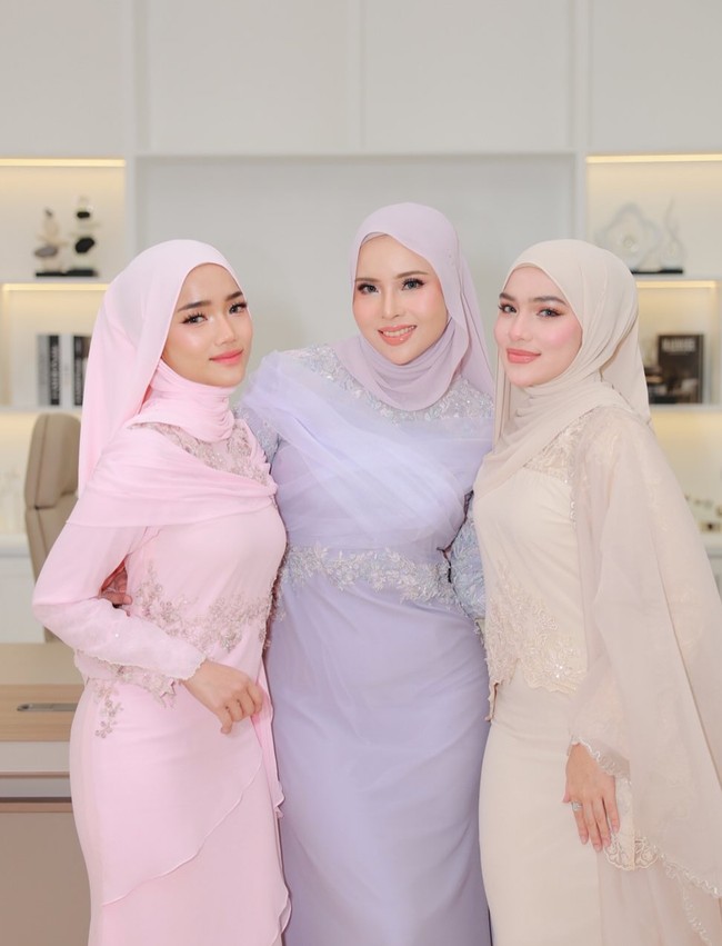 Tak hanya kompak dalam berbusana, Fuji dan Davina juga kompak dalam pemilihan riasan wajah. Keduanya terlihat tampil dalam riasan bernuansa peach yang membuat penampilannya semakin flawless. Foto: Instagram/@fuji_an