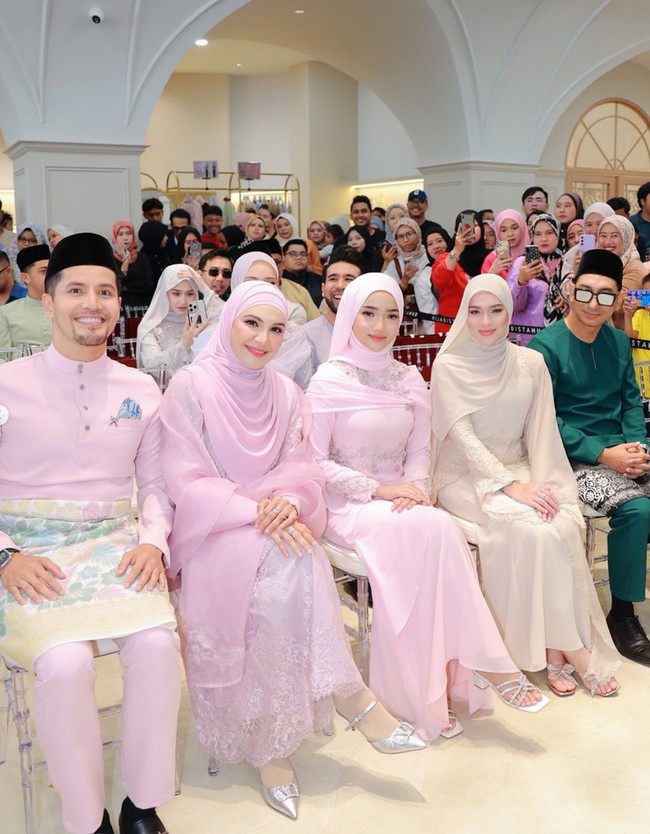 Penampilan Fuji dan Davina banjir pujian netizen. Semua nya cantik dengan versi masing masing, komentar salah seorang netizen. MasyaaAllah.. syantik smua.. tambah netizen lain. Foto: Instagram/@fuji_an