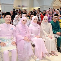 Penampilan Fuji dan Davina banjir pujian netizen. Semua nya cantik dengan versi masing masing, komentar salah seorang netizen. MasyaaAllah.. syantik smua.. tambah netizen lain. Foto: Instagram/@fuji_an