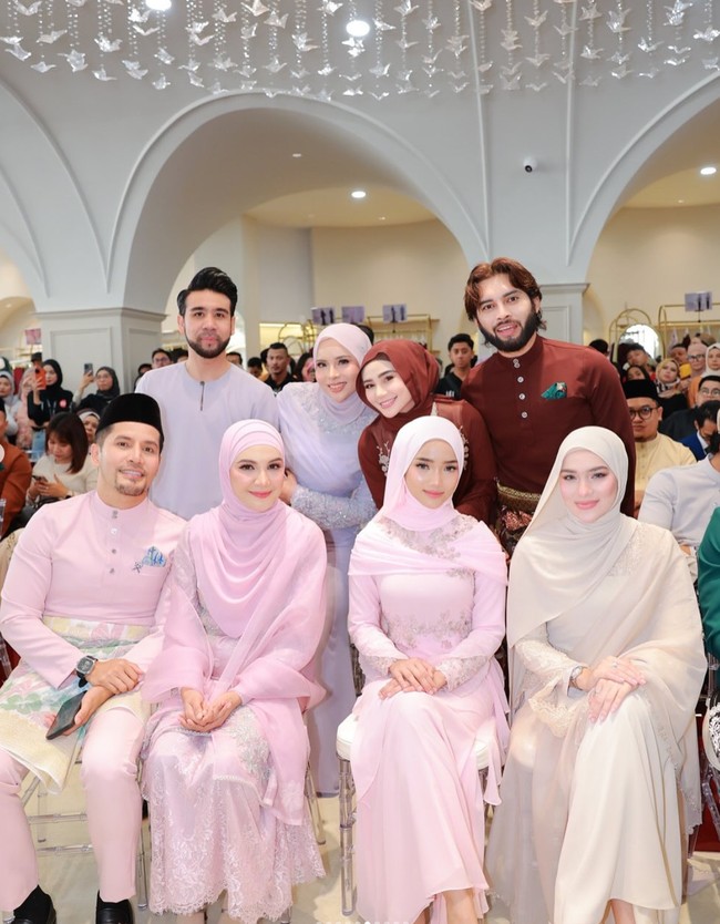 Diketahui beberapa waktu lalu Fuji dan Davina memang terbang ke Malaysia untuk menghadiri acara tersebut. Foto: Instagram/@fuji_an