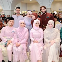 Diketahui beberapa waktu lalu Fuji dan Davina memang terbang ke Malaysia untuk menghadiri acara tersebut. Foto: Instagram/@fuji_an