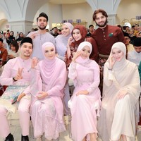 Memiliki aura yang berbeda, keduanya memang cantik dengan versi masing-masing. Fuji sendiri selama ini dikenal karena gaya imutnya, sementara Davina dengan tampilan elegannya yang tak kalah memikat. Foto: Instagram/@fuji_an