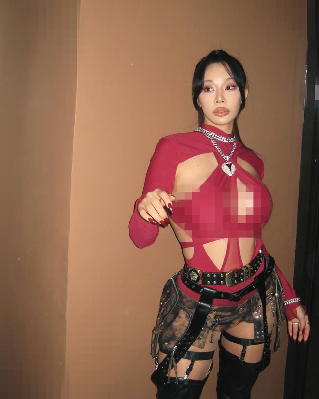Jessi mendobrak standar kecantikan Korea dengan warna kulit sawo matang. Tak hanya itu, Jessi memiliki bentuk tubuh ideal berkat rutinitas yoga, bersepeda, yang digabungkan dengan push-up hingga plank. Foto: dok. Instagram @jessicah_o