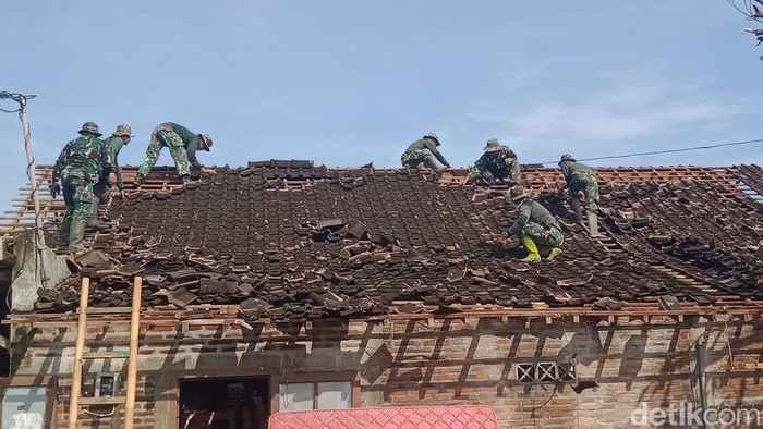 Gotong royong di lokasi bencana puting beliung Desa Jambu Kulon, Kecamatan Ceper, Kabupaten Klaten, Selasa (25/2/2025) pagi.