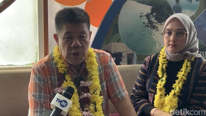 Gubernur Babel terpilih Hidayat Arsani didampingi sang Istri.