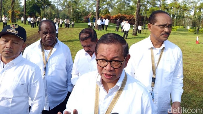 Gubernur DKI Jakarta Pramono Agung saat mengikuti apel pagi retret kepala daerah di Akmil Magelang, Selasa (25/2/2025).