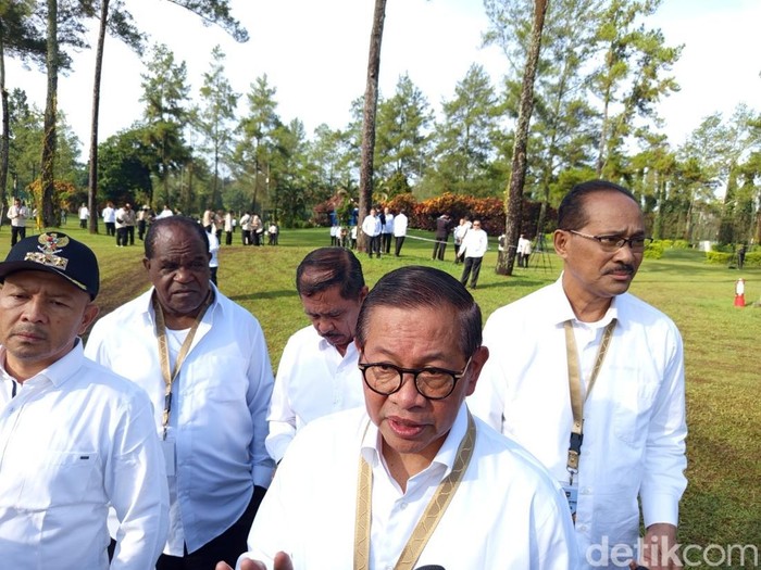 Gubernur DKI Jakarta Pramono Agung saat mengikuti apel pagi retret kepala daerah di Akmil Magelang, Selasa (25/2/2025).