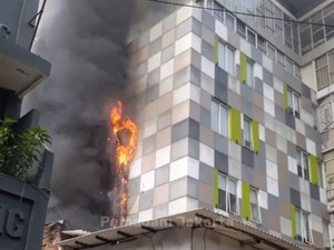 Penampakan Kobaran Api Membakar Hotel di Glodok Jakbar