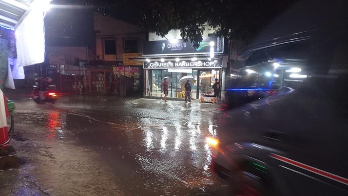 Hujan deras menyebabkan lalu lintas di Jalan Jati Mulya, Cilodong, Kota Depok, Jawa Barat sempat tersendat akibat genangan banjir. (dok Istimewa)