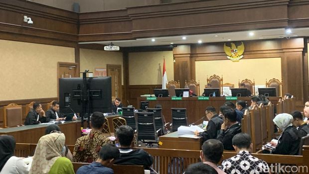 Ibu Ronald Tannur dan pengacara akan dikonftrontir dalam sidang kasus suap vonis bebas kematian Dini Sera, dengan terdakwa 3 hakim nonaktif PN Surabaya. (Mulia Budi/detikcom)