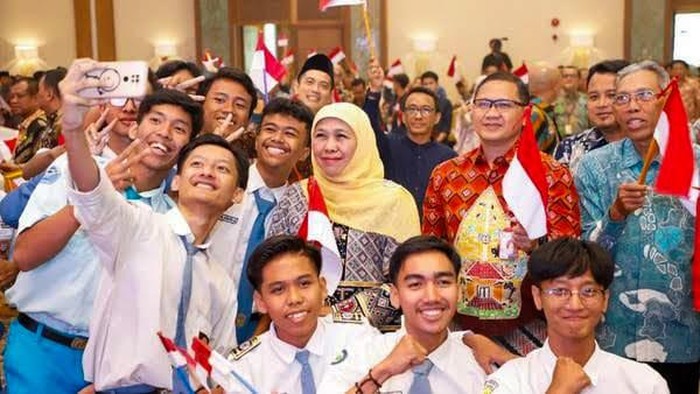 Ilustrasi. Khofifah bersama siswa-siswi SMA di Gedung Negara Grahadi.