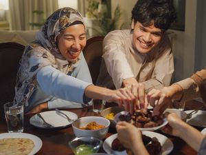 Apakah Masih Bisa Makan Sahur Saat Adzan Subuh? Simak Penjelasannya