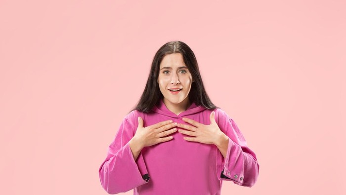 Ilustrasi memakai baju pink
