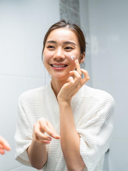 Cuma 3 Langkah, Ini Skincare Malam yang Dianjurkan Dokter agar Kulit Glowing