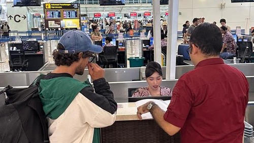 Imigrasi Singaraja mendeportasi WN Italia berinisial BASM karena ngotot mendaki Gunung Agung tanpa pemandu, Sabtu (22/2/2025). (Foto: Imigrasi Singaraja)